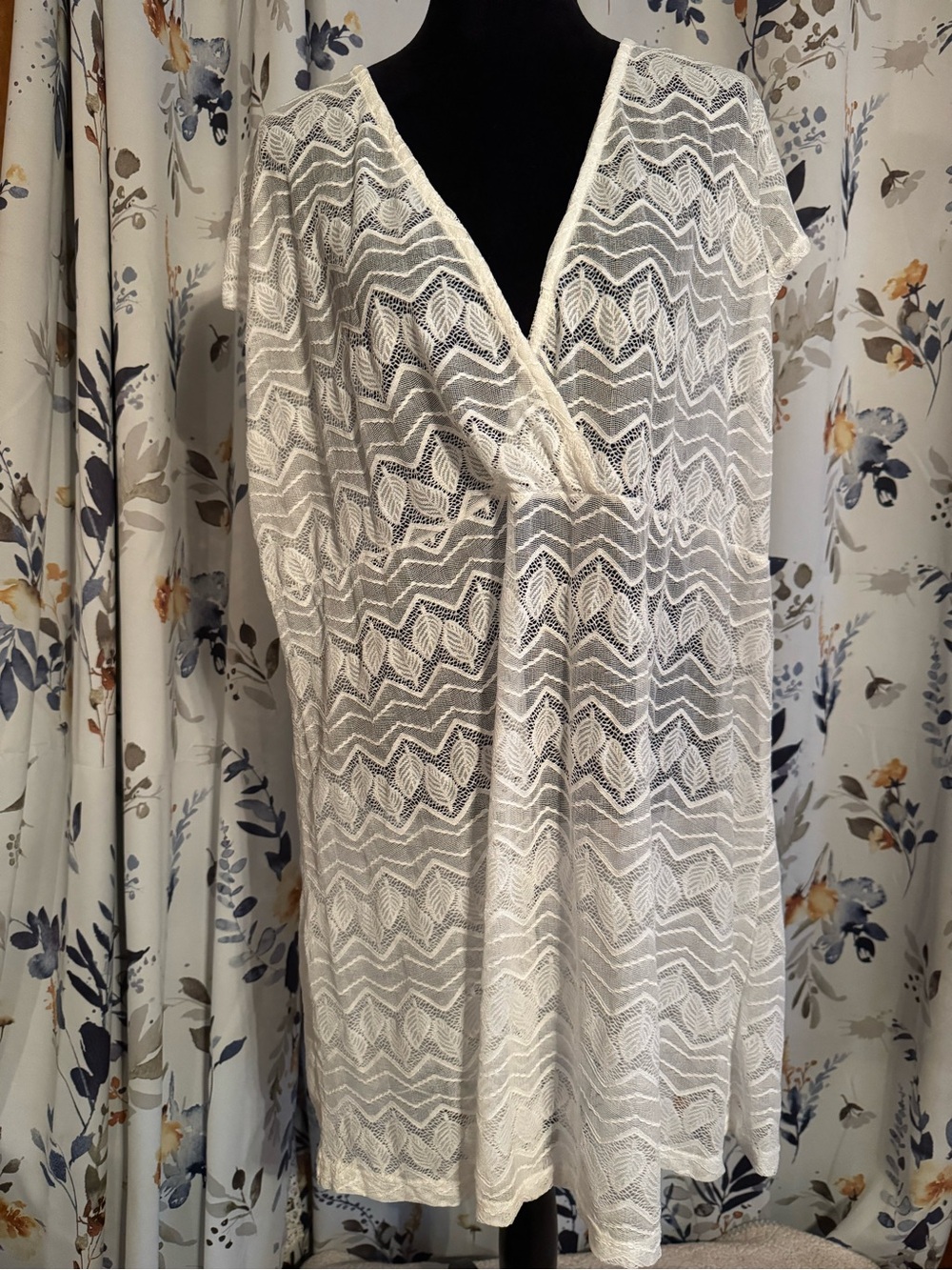 Ladies Off White Lace V-Neck Tunic Cover-Up Size XXL B17